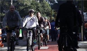 Ciclistas pedalam na ciclovia da Avenida Paulista