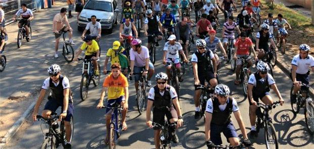 Ciclistas pedalam pela capital mato-grossense