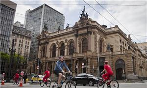 Ciclistas pedalam pela ciclofaixa no centro