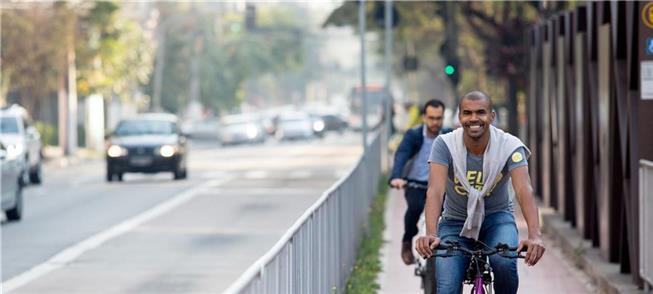 iclistas pedalam por ciclovia na Avenida Luís Carl