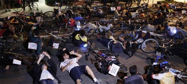 Ciclistas protestam frente à casa de Dória, no Jar
