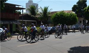 Ciclistas se despedem de empresário morto em acide