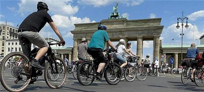 Ciclistas se juntam no Portão de Brademburgo neste