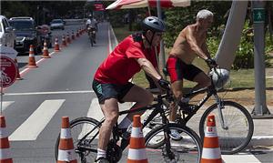 Ciclistas sob forte calor na ciclofaixa da Av. Far