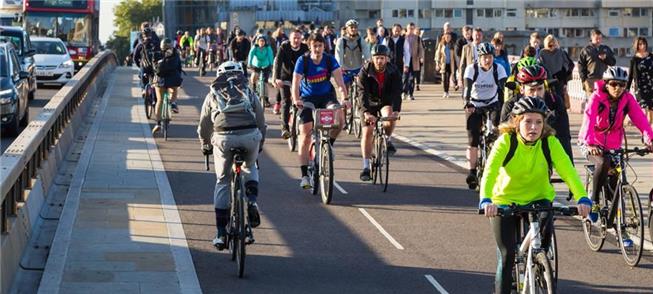 Ciclistas trafegam na BlackFrias Bridge, em Londre