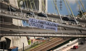 Cicloativistas colocaram faixa na Ponte Estaiada