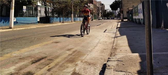 Ciclofaixa apagada por obra na rua do Bosque, Barr