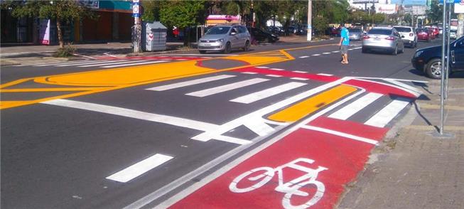 Ciclofaixa e redução de largura de via para traves