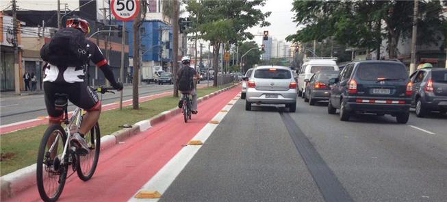 Ciclofaixa em avenida de São Paulo: risco de desap