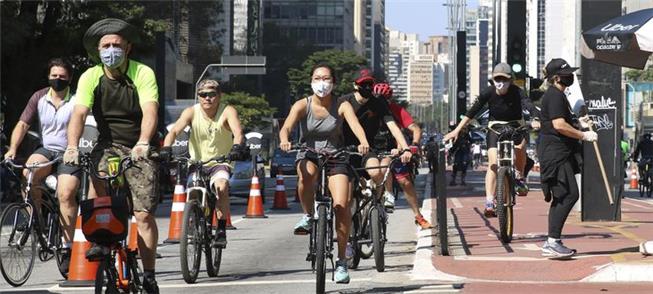 Ciclofaixa na avenida Paulista, ainda com apoio da