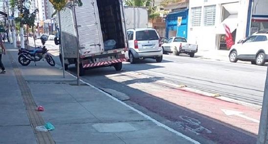 Ciclofaixa na ZN: quase apagada, com lixo e caminh