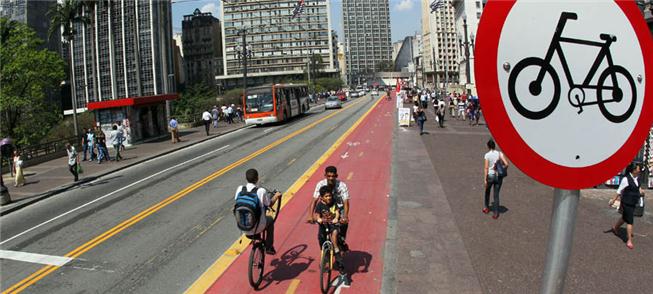 Ciclofaixa no centro de SP é diferente da ciclovia