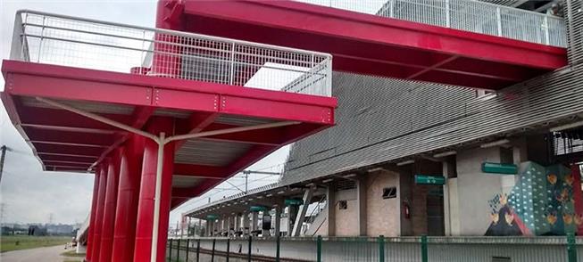 Ciclopassarela de acesso à estação Jurubatuba é in