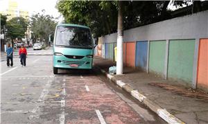 Ciclovia agora é usada como estacionamento