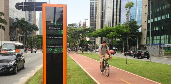 Ciclovia da Faria Lima, com totem de contagem de c