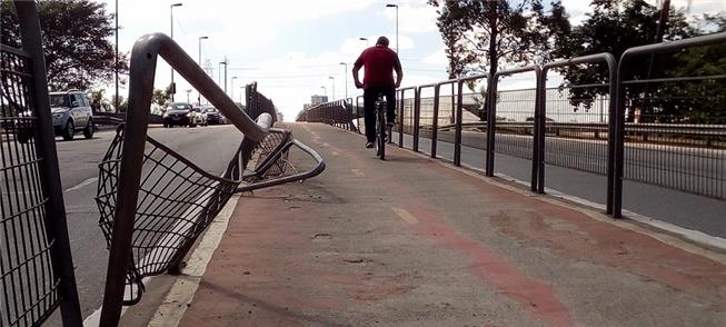 Ciclovia degradada, na ponte da Vila Guilherme, zo