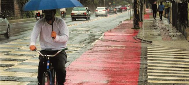 Ciclovia e calçada acessível em Joinville (SC)