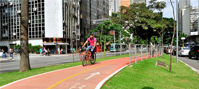 Ciclovia em avenida de São Paulo: espaço separado