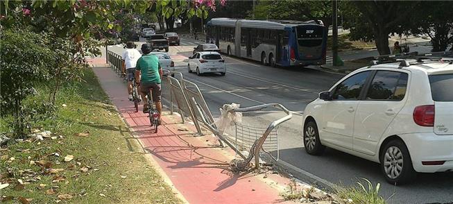 Ciclovia em SP, sem manutenção, com grades destruí