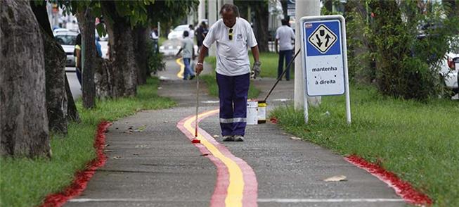 Ciclovia ganha sinalização horizontal e vertical