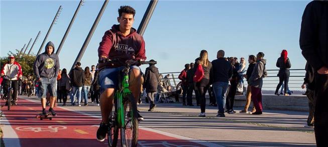 Ciclovia implantada na orla do Guaíba, em Porto Al