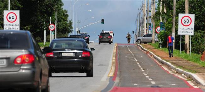 Ciclovia na Estrada Parque Península Norte, em Bra