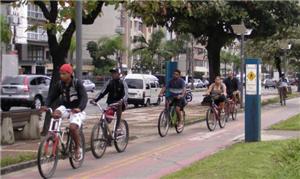 Ciclovia na orla da praia.