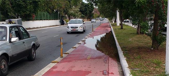 Ciclovia no Anhembi (ZN): poça d'água põe ciclista