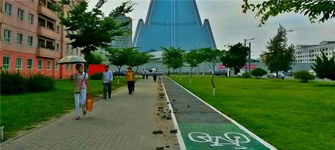Ciclovia no caminho para o Hotel Ryugyong