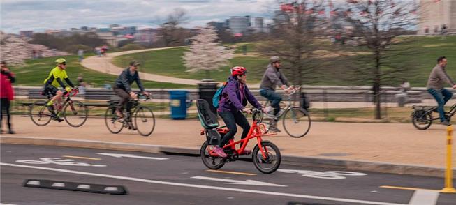 Ciclovia no National Mall, em Washington, instalad