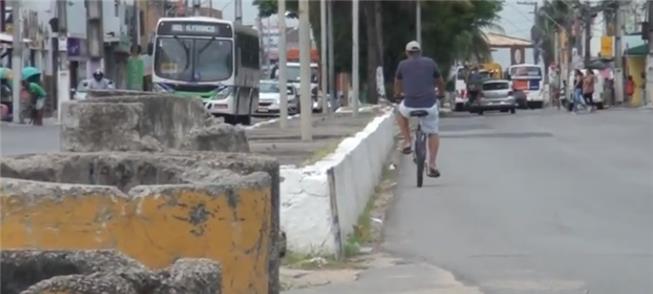 Ciclovia termina de repente e ciclista fica entre