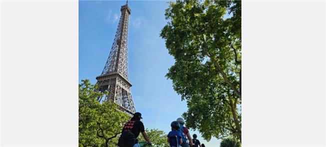 Ciclovias e ciclistas ao lado da Torre Eiffel