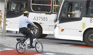 Ciclovias são desrespeitadas por carros e ônibus