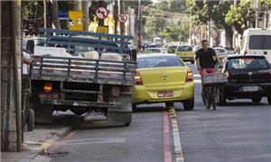 Ciclovias são invadidas por carros, caminhões e li