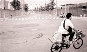 Cidadão chinês pedala em Xangai