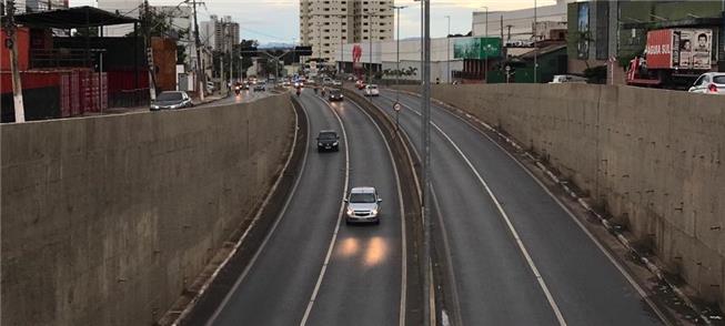 Cidade prioriza o carro. Foto: Av. Miguel Sutil (t