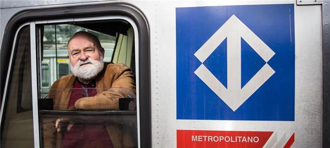 Claudio de Senna Frederico em trem no pátio do met