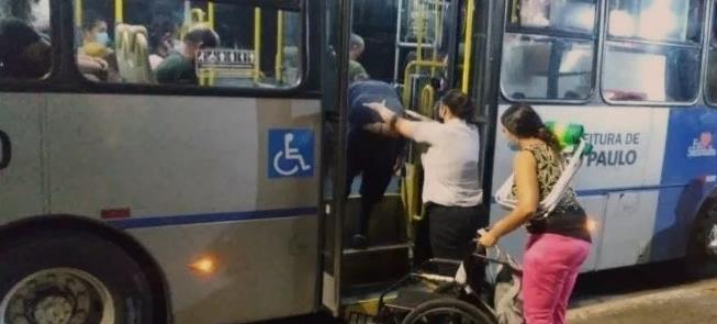 Cobradora apóia pessoa em ônibus com elevador queb