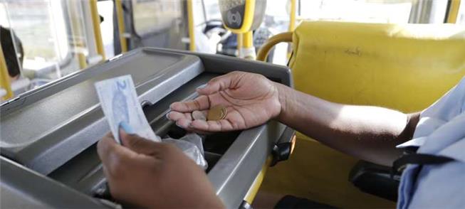 Cobrança de tarifa com dinheiro em ônibus urbano: