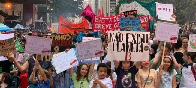 Coletivo leva crianças a protesto na Av. Paulista