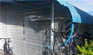 Com bicicletário fechado no Metrô Carrão, ciclista