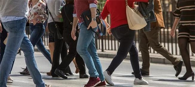 Com ou sem celular, pedestre não é tão distraído c