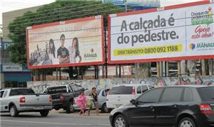 Condutores estacionam em lugar proibido