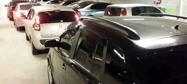 Congestionamento em saída de shopping center de BH