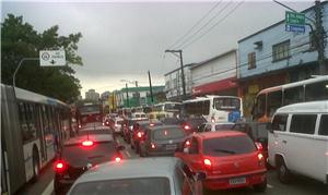 Congestionamento na  avenida Guarapiranga