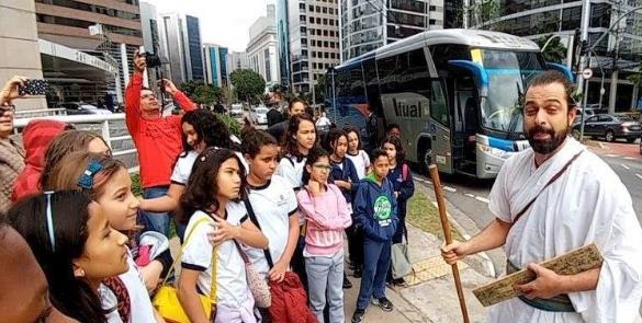 Contação de histórias e teatro de rua