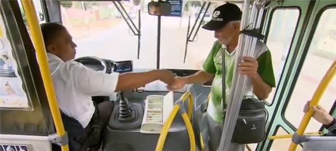 Contra a lei, ônibus em BH estão circulando sem co