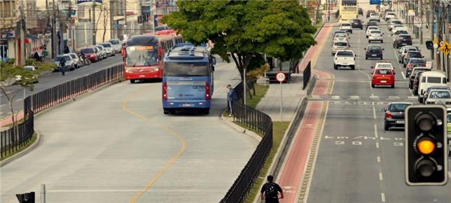 Corredor de ônibus e ciclovia em Zona 30 em Curiti