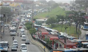 Corredor de ônibus em horário de pico