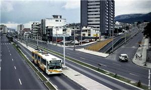 Corredor de trolebus em Quito, no Equador